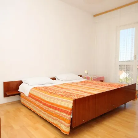 Apartment Apartments With A Parking Space Pula - 7647