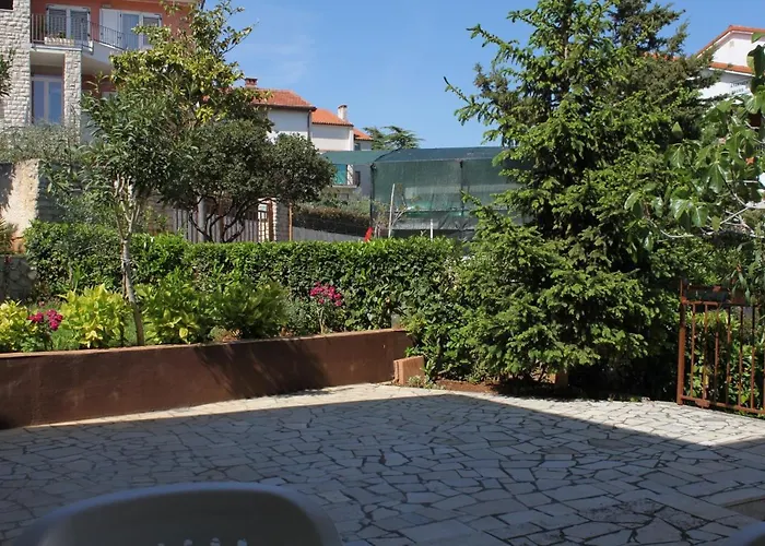 Apartments With Parking Space Pula - 7647