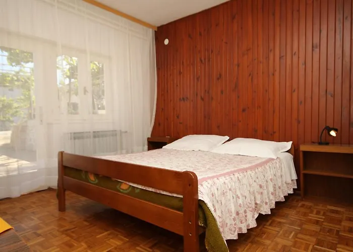 Apartments With Parking Space Pula - 7647 Pula